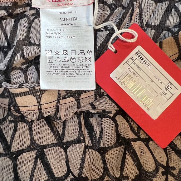 Valentino Garavani Geometric Patterned Hosiery in Black and Cream - Picture 5 of 7